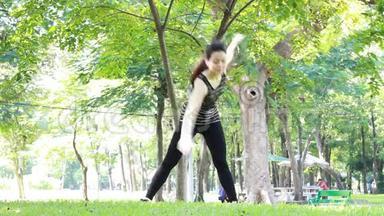 泰国成人美女在公园做瑜伽练习