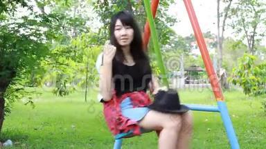 泰国学生青少年美丽的女孩快乐，在公园放松