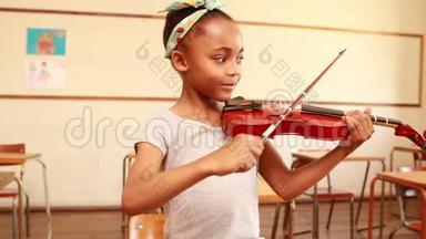 可爱<strong>的学生在教室里</strong>拉小提琴