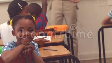 可爱的学生在教室里对着镜头微笑