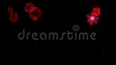红色烟花作<strong>为</strong>新年、圣诞节或其他庆祝活动的节日背景。 烟花表演被隔离在黑色上