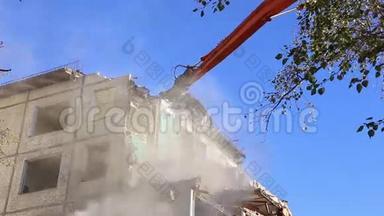 液压破碎机挖掘机机械作业拆除旧房.. 莫斯科，俄罗斯
