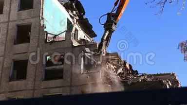 液压破碎机挖掘机机械作业拆除旧房.. 莫斯科，俄罗斯