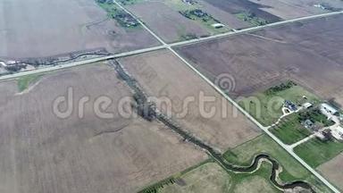 美国中西部伊利诺斯州玉米带的飞越农田和农田