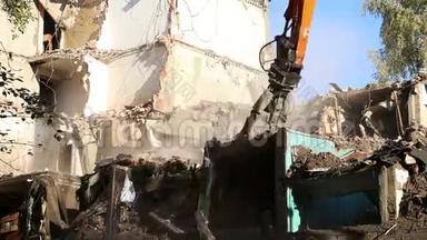 液压破碎机挖掘机机械作业拆<strong>除旧</strong>房.. 莫斯科，俄罗斯