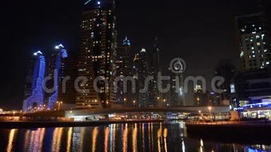 迪拜码头的夜间照明