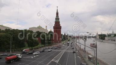 莫斯科克里姆林宫附近的莫斯科河堤岸和日常交通，莫斯科，俄罗斯