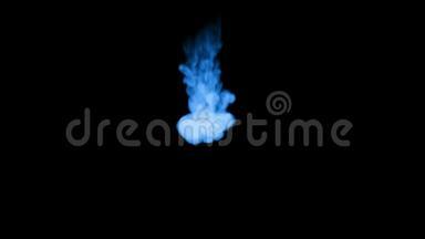 流动的荧光蓝墨水或烟雾，隔离在黑色上缓慢运动.. 水中的蓝色。 用于油墨背景或烟雾
