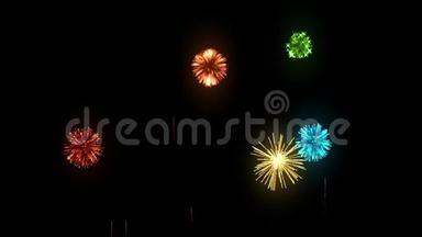 多种颜色的烟花作为节日背景的新年，圣诞节或其他庆祝。 多色鞭炮