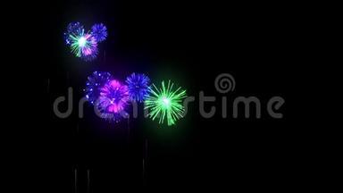 多种颜色的烟花作为节日背景的新年，圣诞节或其他庆祝。 烟花表演