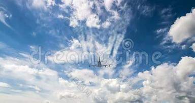 飞机乘晴天蓝天飞行。 视频循环