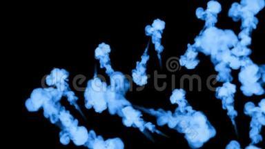 许多流动的荧光蓝墨水或烟雾，隔离在黑色的缓慢运动。 蓝色的水。 用于油墨背景