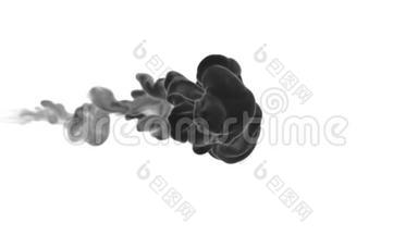 抽象背景黑色墨水或烟雾与阿尔法面具的运<strong>动效</strong>果和合成VFX。 美丽的墨云或