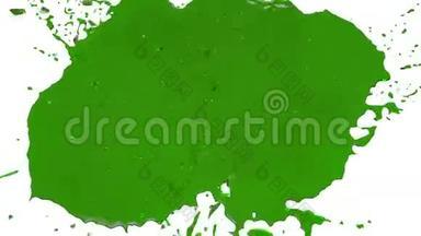 绿色的水滴落下来，溅在白色上。 透明液体