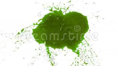 绿色的水滴落下来，溅在白色上。 液体油