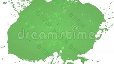 绿色的水滴落下来，溅在白色上。 水