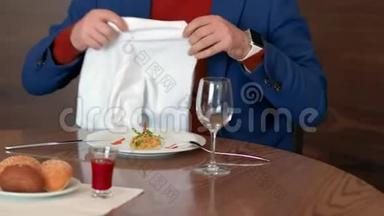 餐厅评论家拿着白餐巾，在餐厅<strong>品尝</strong>恶心的<strong>菜</strong>肴