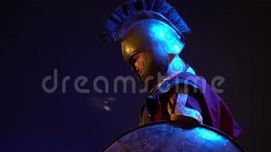 穿着皮甲和重型头盔的罗马角斗士手持盾牌，站在那里，神情若有所思