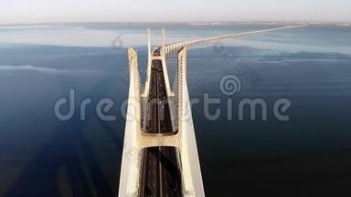 在葡萄牙里斯本日落时，Vasco daGama桥上的交通，鸟瞰图。 A.