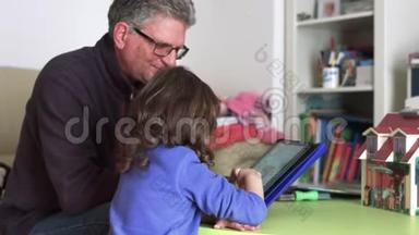 孩子在平板电脑上玩跟爸爸SF开玩笑