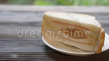 夹心黄油和布罗纳片放在木桌上，早餐面包食物美味可口