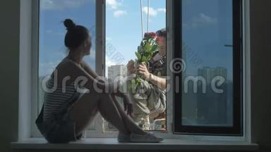 7.上衣把一束红玫瑰送给坐在窗台上的女人