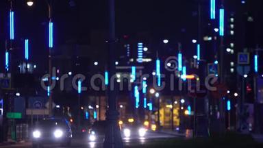 夜间城市的霓虹灯。 库存录像。 现代城市的夜间轨道配备了美丽的霓虹灯