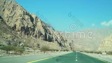 沿着杰贝勒贾斯<strong>山道</strong>行驶，经过陡峭的悬崖，绕着急弯，有着遥远的山和蓝色