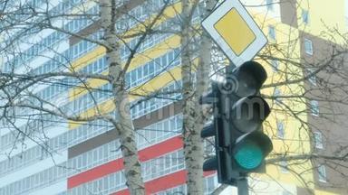 在一栋多层建筑的<strong>背景</strong>上，<strong>交通</strong>灯从红色切换到黄色和绿色。