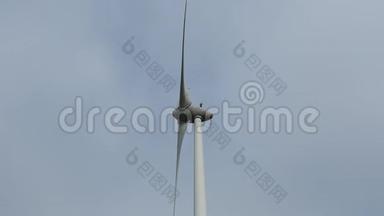 风力涡轮机的细节。 靠近风力涡轮机的发电机和底座。 可再生能源。 电动风车