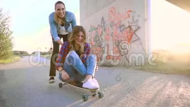 两个年轻漂亮的女人<strong>玩滑板</strong>