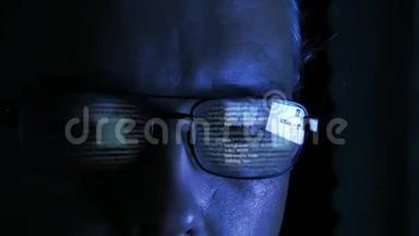 程序员或黑客-反映在玻璃中的软件代码
