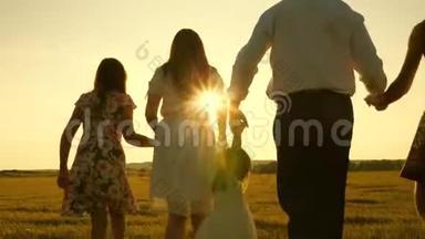 妈妈，<strong>爸爸</strong>和小女儿带着姐姐在阳光下田野里散步.. 快乐的年轻家庭。 孩子们，<strong>爸爸</strong>和妈妈