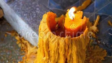 大蜡烛在伊甸地狱的佛寺燃烧.. 泰国。