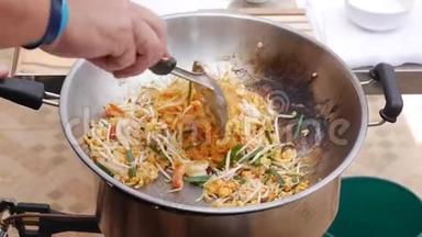 虾面和鸡蛋炒在炒锅里。 一步一步的烹饪垫泰国菜。 泰国菜。 特写镜头。 4k