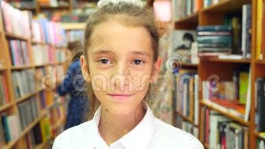 一幅8-12岁女孩站在图书馆的肖像。 背景中<strong>书架</strong>的<strong>书架</strong>。 4k，慢