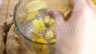 有人用柠檬、姜根和菠萝<strong>做手工</strong>饮料。 4k，慢动作