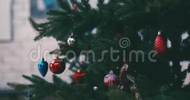 把圣诞装饰挂在圣诞树上。 用球装饰圣诞树。 4K