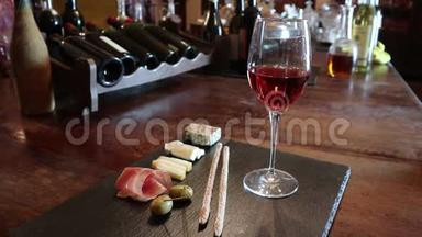 验酒，水晶杯，红酒，奶酪，吧台背景.. 酒杯和奶酪盘。 葡萄酒测试。