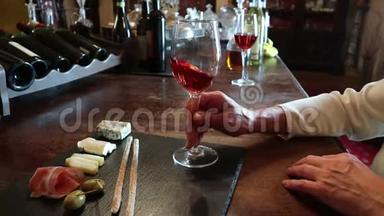 验酒，水晶杯，红酒，奶酪，吧台背景.. 酒杯和奶酪盘。 葡萄酒测试。