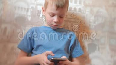 七岁的男孩<strong>认真</strong>地用手机浏览互联网。
