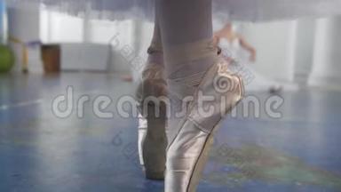 女足在芭蕾舞演员面前穿着尖角鞋跳舞，在<strong>工作室</strong>里表演<strong>舞蹈</strong>