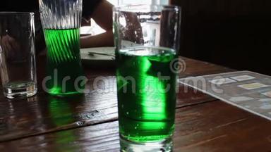在咖啡馆的桌子上，一杯杯绿柠檬水