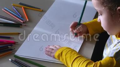 小女孩用彩色铅笔画画。4公里。