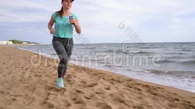 运动的女人沿着海滩奔跑。 不同速度的视频-正常和缓慢