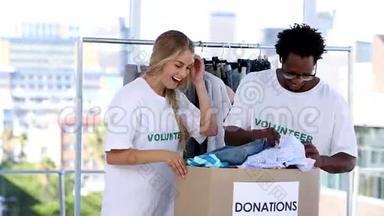 志愿者储存衣服