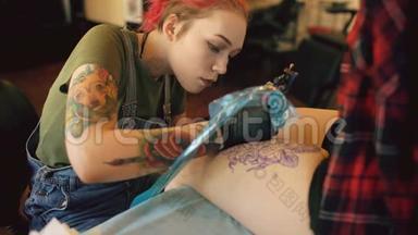 红头发女孩纹身艺术家纹身图片在lef的年轻女孩客户在工作室