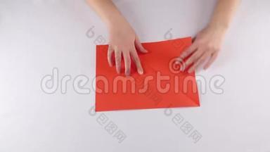 女孩在做折纸。 <strong>红包</strong>。 时间流逝