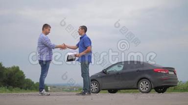 两个人成交。 男人握手卖家司机做汽车保险慢动作视频销售二手车