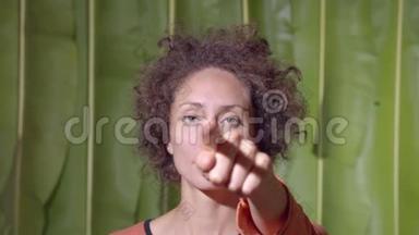 女人用手指指着摄像机